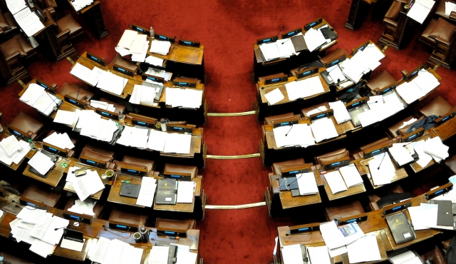Primera interpelación sin mayoría absoluta del FA