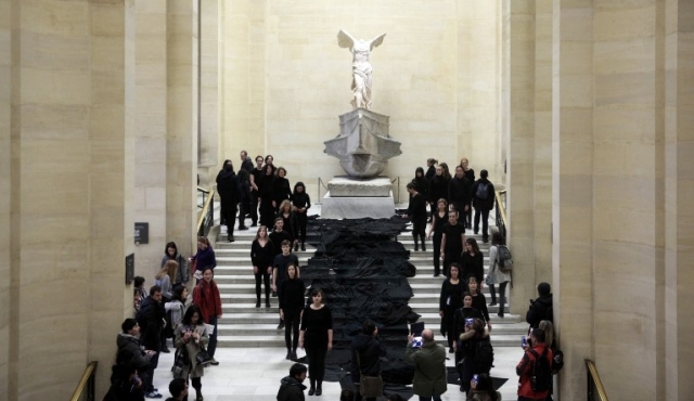 Ambientalistas derraman “río de petróleo” simbólico en el Louvre