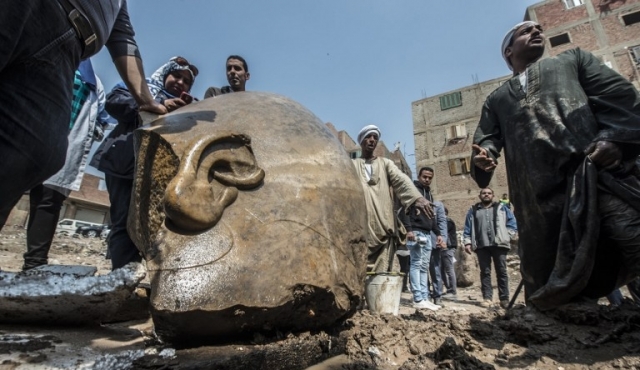 Gigantescas estatuas de faraones halladas en fosa egipcia​