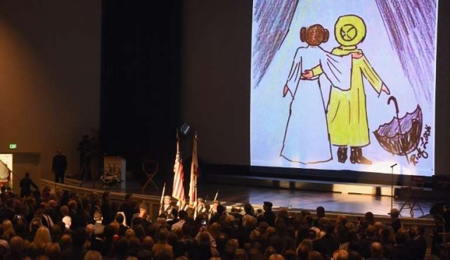 Cientos de personas homenajean a Debbie Reynolds y Carrie Fisher en Hollywood
