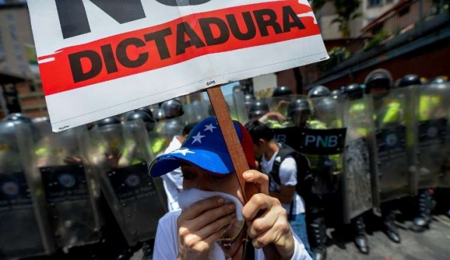 Oposición venezolana sigue en la calle en protesta contra Maduro