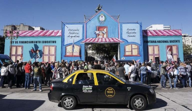 Una “escuela itinerante” para explicar reclamos de maestros en Argentina