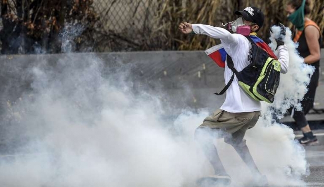 Maduro denuncia que opositores pagaron para generar violencia