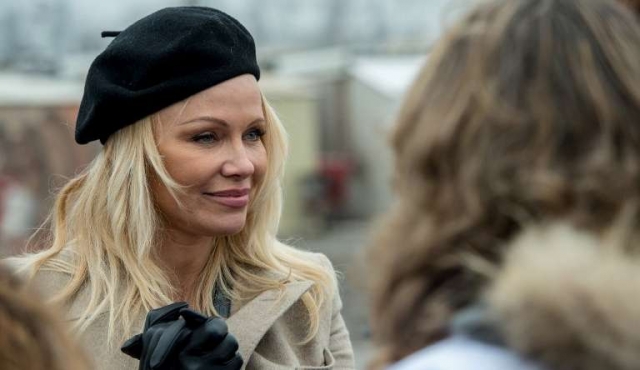 Pamela Anderson apoya al izquierdista Mélenchon en elecciones francesas