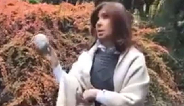 El video en el que Cristina Fernández denuncia un intento de invasión en la vivienda donde estaba