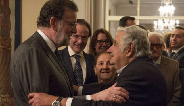 Mujica sorprende en la bienvenida de Rajoy en Uruguay
