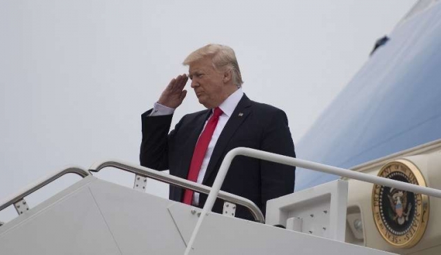 Trump celebra con partidarios primeros 100 días de controvertida presidencia