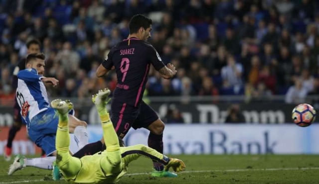 Barcelona le ganó el derbi al Espanyol con doblete de Suárez