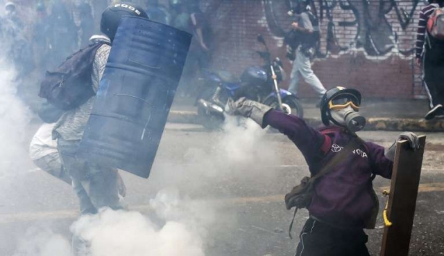 Maduro convoca constituyente “popular” en medio de cruces de acusaciones de golpismo  