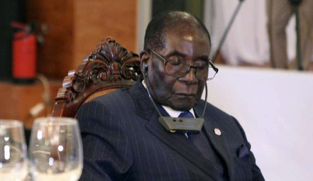 El presidente Mugabe no se duerme, solo descansa los ojos, dice su vocero