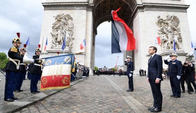 Macron asume para “devolver la confianza a los franceses” y “relanzar” la UE