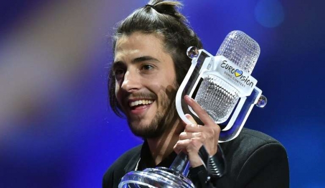 Vive en España, espera un transplante de corazón y le dio el primer Eurovisión a Portugal