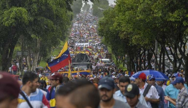 Gases lacrimógenos contra decenas de miles de opositores en Venezuela