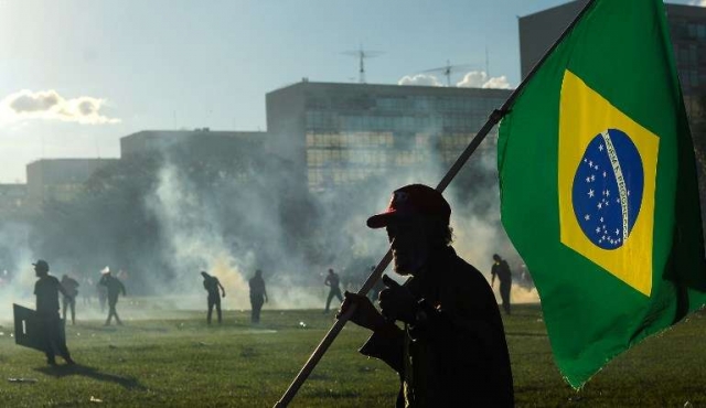 Miles piden su renuncia y Temer moviliza a militares en Brasilia