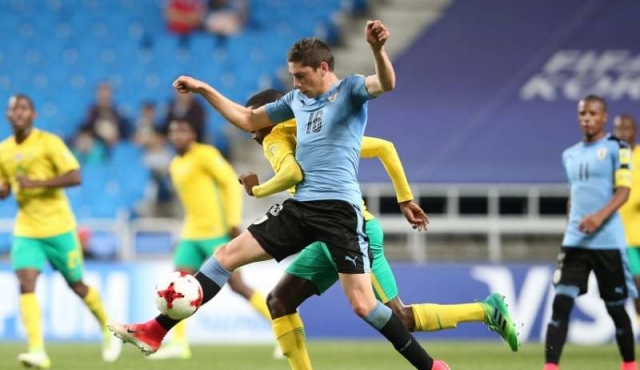 Uruguay empató y clasificó primero en su grupo