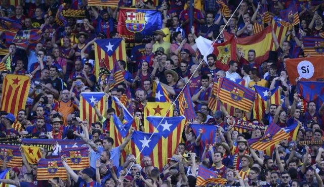 Hinchas de Barcelona volvieron a silbar el himno de España