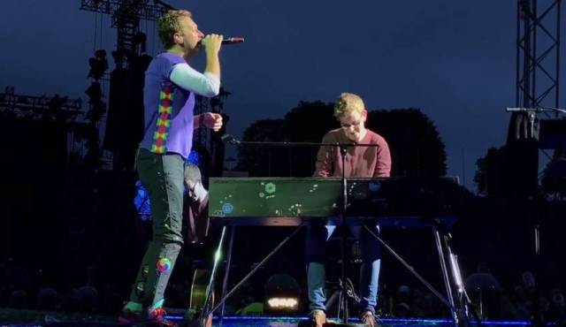 Chris Martin y un joven fan tocaron Everglow ante 70.000 personas