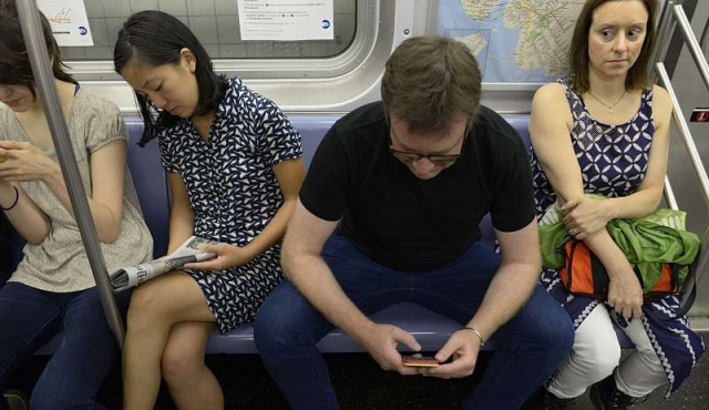 España lucha contra los hombres de piernas abiertas en el transporte