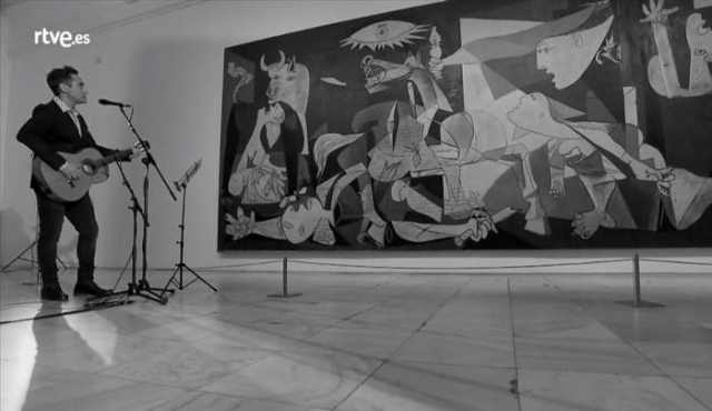 Drexler cantó frente al “Guernica” una canción en su honor