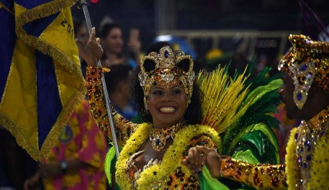 Escuelas de samba de Rio amenazan con suspender desfile si les recortan apoyo público