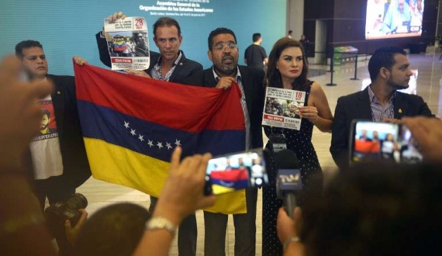 Al grito de “¡asesinos!” opositores venezolanos interrumpieron en sesión de OEA 