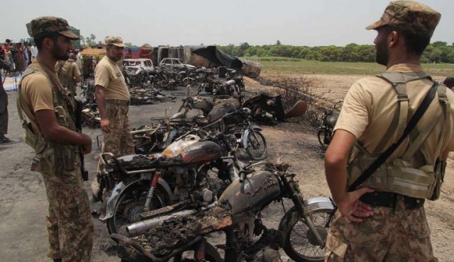 La explosión de un camión cisterna en Pakistán deja más de 100 muertos