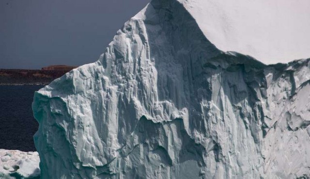Un enorme bloque de hielo está a punto de despegarse de la Antártida