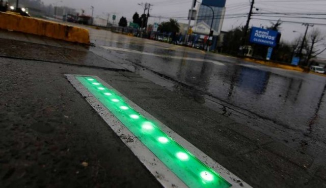 Chile instala semáforos en el suelo para los adictos a los smartphones