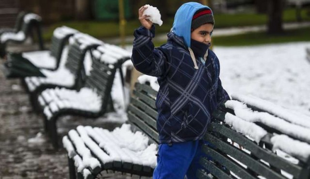 Santiago se tiñe de blanco por nevada que deja un muerto y cortes eléctricos