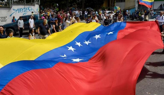Un muerto y tres heridos en tiroteo durante plebiscito opositor en Venezuela