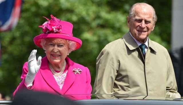 Se jubila Felipe, tras más de medio siglo caminando dos pasos detrás de Isabel II