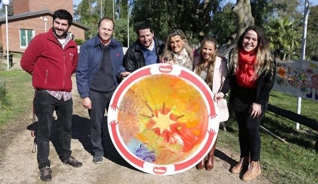 “Huggies abraza Uruguay” llevó el arte a los jardines de todo el país