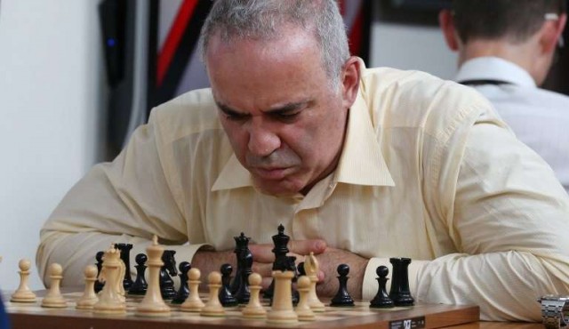 Primera victoria de Kasparov, en un retorno complicado al ajedrez