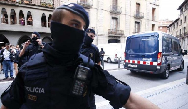 Policía española desmantela célula yihadista y busca a un sospechoso