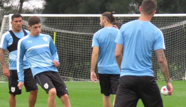 Tabárez probó con Valverde y “Maxi” Pereira de titulares