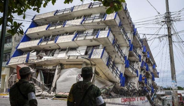 México busca reponerse de sismo que deja 61 muertos