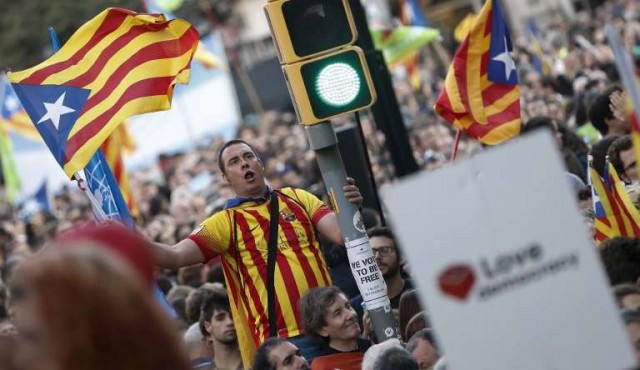 Catalanes en “movilización permanente” mientras Rajoy pide que “renuncien” al referendum