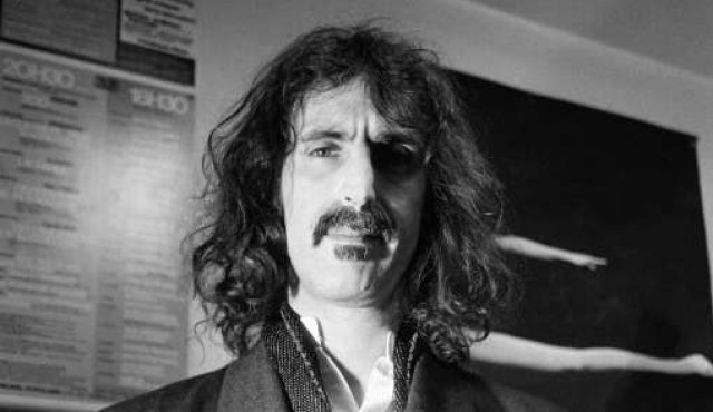 Frank Zappa regresa a los escenarios como un holograma​