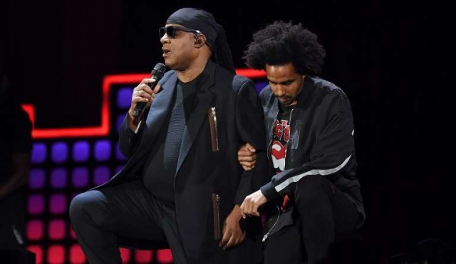 Stevie Wonder desafió a Trump arrodillándose durante un concierto