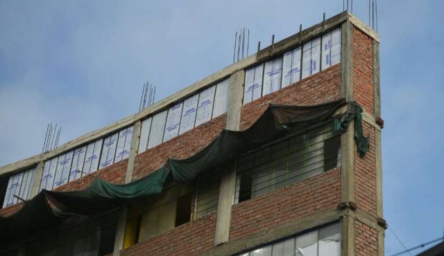 Edificio de 1,2 metros de ancho y siete pisos, monumento a la inseguridad en Lima