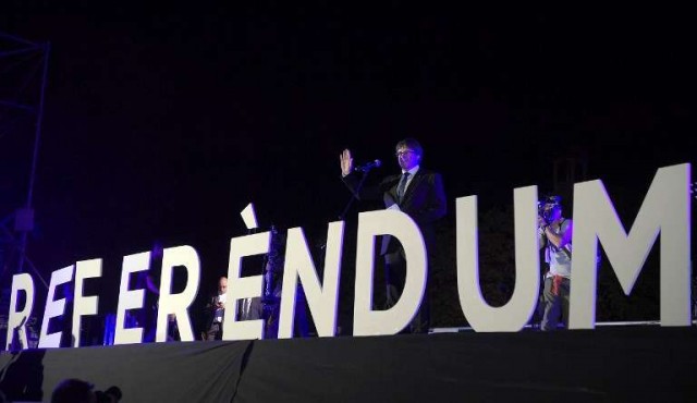 La policía cierra centros de voto en Cataluña pero la resistencia continúa