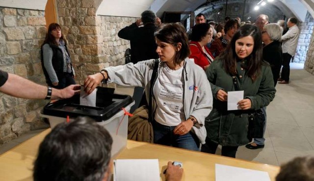 Incidentes dejan heridos en centros de votación en Cataluña