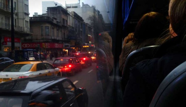 De casa al trabajo en Montevideo: 20 minutos en auto, 40 en ómnibus