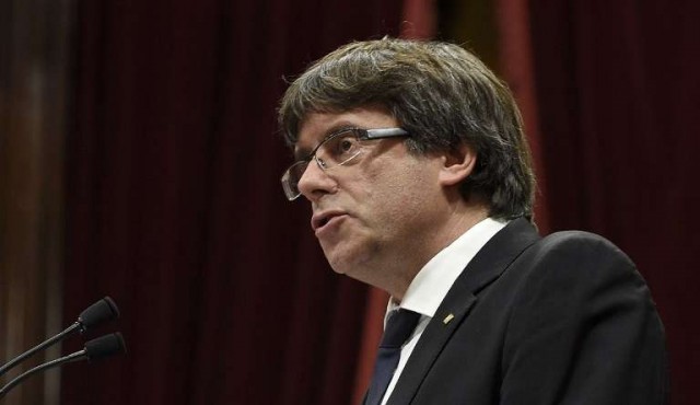 Puigdemont asume “mandato” independentista pero pide suspenderlo para dialogar