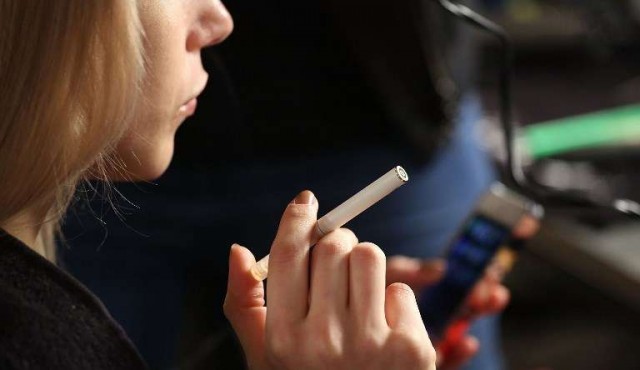 Cigarro electrónico tendrá las mismas prohibiciones que el tabaco