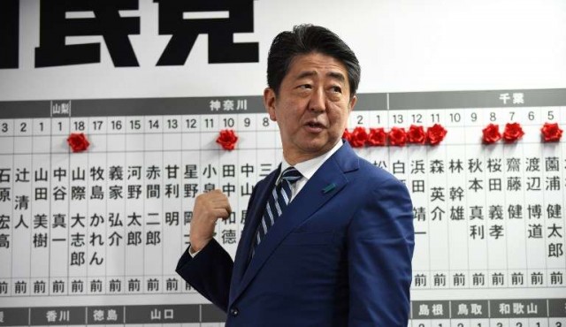 Amplia victoria del primer ministro Abe en Japón
