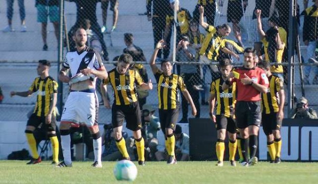 Peñarol ganó con doblete de Palacios