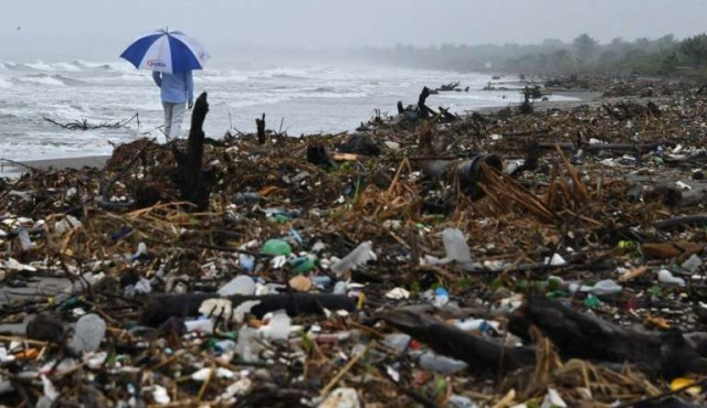 “Isla de basura” en Caribe hondureño, un testimonio de catástrofe ambiental