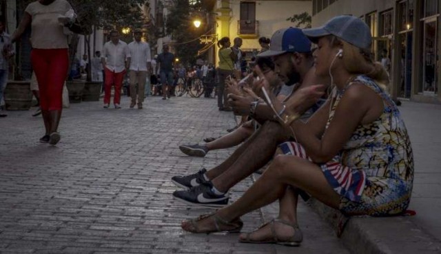 El raro mundo fuera de línea en Cuba espera por más Internet