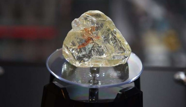 Enorme “Diamante de la paz” de Sierra Leona fue subastado en 6,5 millones de dólares